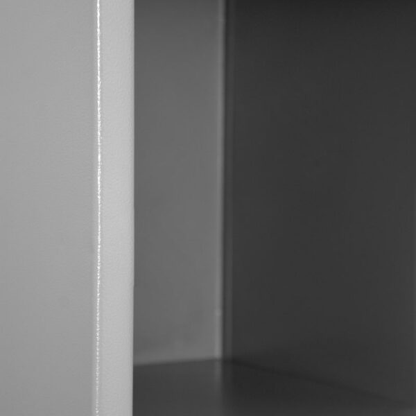 locker metalico de 3 puertas con chapa de leva acercamiento