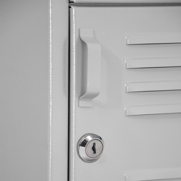 locker metalico de 3 puertas con chapa de leva acercamiento
